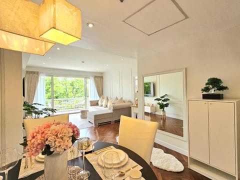TV and multimedia, Seating area, Dining area