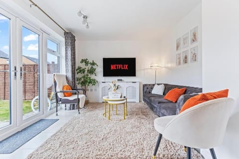 Communal lounge/ TV room, TV and multimedia, Living room, Seating area, Evening entertainment