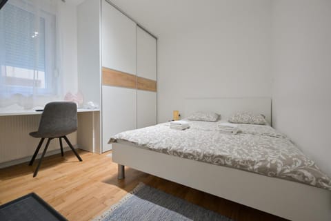 Bed, TV and multimedia, Bedroom, wardrobe