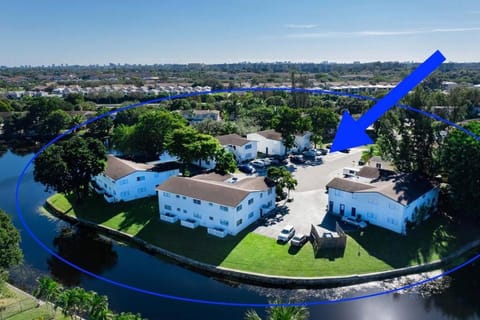 Stylish - Water View Condo - Palm Wave Says Apartment in Coconut Creek