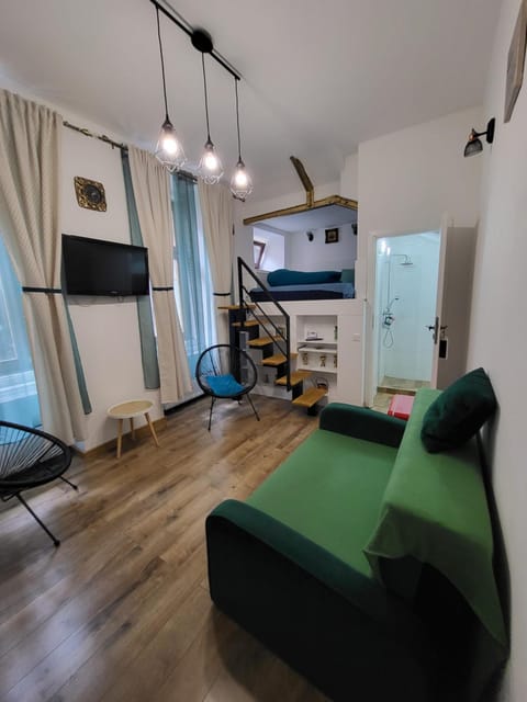 Bed, TV and multimedia, Living room, Photo of the whole room