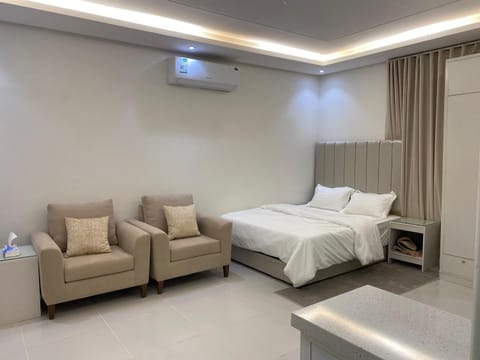 Bed, Living room, Seating area, air conditioner