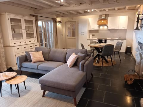 Kitchen or kitchenette, Living room, Seating area, Dining area