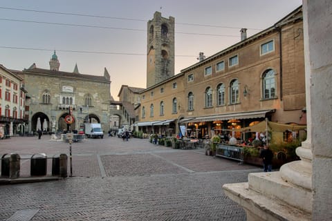 Nearby landmark, Neighbourhood