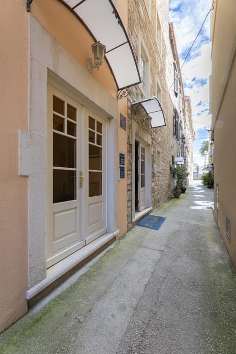 Property building, Day, Street view