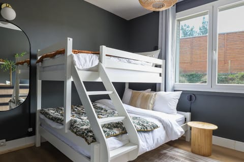 Bed, Bedroom, bunk bed, hair dresser