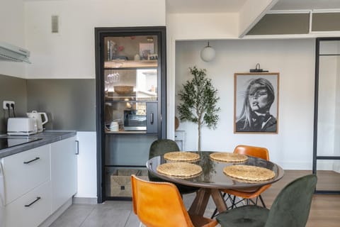 Coffee/tea facilities, Decorative detail, Dining area, minibar, stove, toaster, kitchen