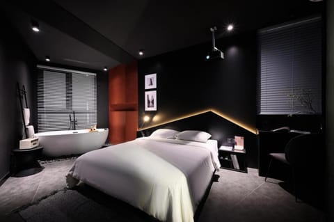 Bed, Photo of the whole room, Decorative detail, Bedroom, towels