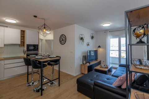 TV and multimedia, Kitchen or kitchenette, Seating area