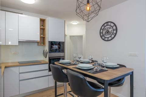 Kitchen or kitchenette, Dining area, minibar, pet friendly, stove