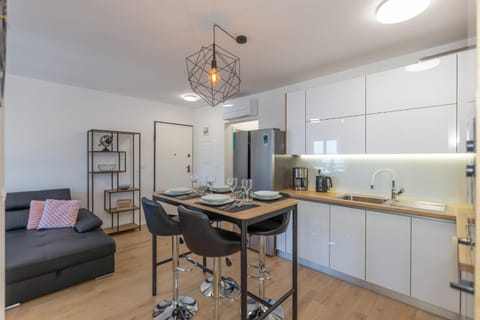 Kitchen or kitchenette, Seating area, Dining area, minibar, pet friendly, stove