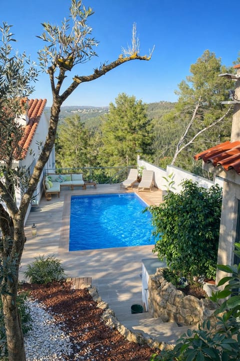 Property building, Spring, Day, Natural landscape, Garden, Garden view, Pool view, Swimming pool, sunbed