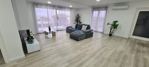 TV and multimedia, Living room, Seating area, air conditioner