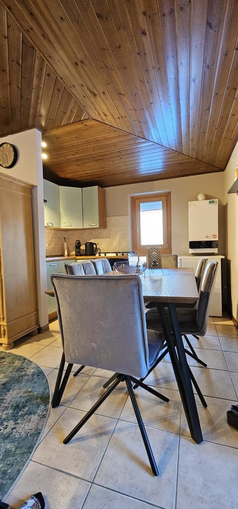 Kitchen or kitchenette, Seating area, Dining area