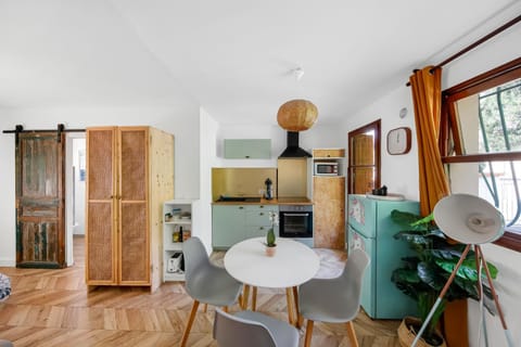 Kitchen or kitchenette, Dining area, stove, toaster