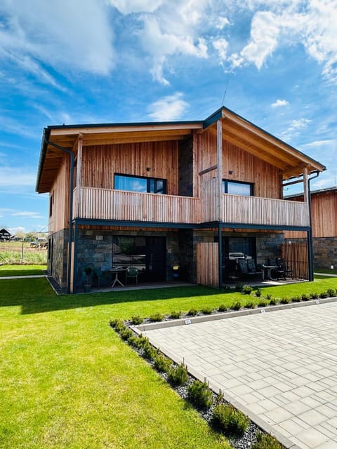 Property building, Garden, Balcony/Terrace, Parking