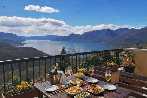 Balcony/Terrace, Food and drinks, Lake view, Drinks