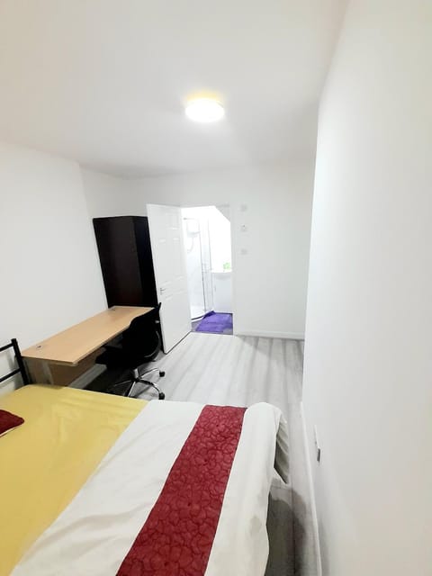 Ensuite room free parking Vacation rental in Leicester