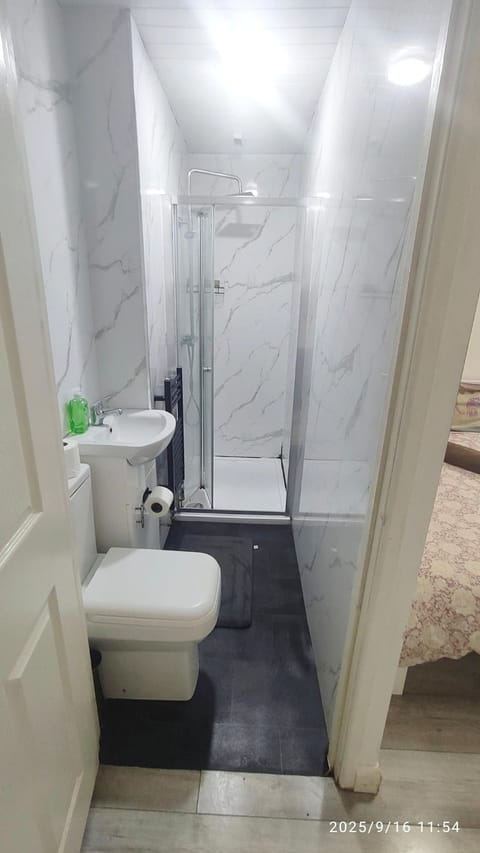 Ensuite room free parking Vacation rental in Leicester