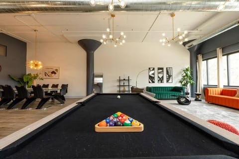 Billiard, Game Room