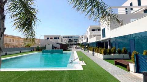 Property building, Day, Garden, Garden view, Pool view, Swimming pool