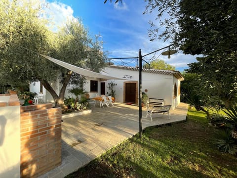 Property building, Facade/entrance, Day, Garden, Garden view