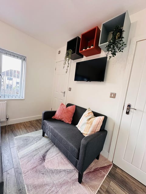 Newly renovated En-Ensuite Private Room with own Kitchenette in Birmingham - Halesowen R4 Bed and Breakfast in Oldbury