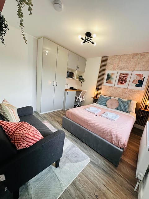 Newly renovated En-Ensuite Private Room with own Kitchenette in Birmingham - Halesowen R4 Bed and Breakfast in Oldbury