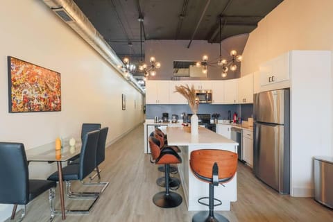 McCormick 3Br/2Ba Luxury Suite for up to 8 guests with Optional Parking and Gym access Apartment in South Loop