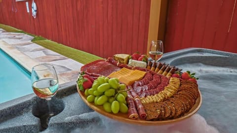 Serene 5BR 2BA Winter Home with Hot Tub & Fire Pit House in Irving