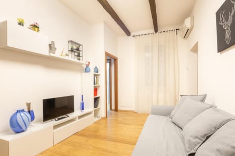 Communal lounge/ TV room, TV and multimedia, Living room, Seating area, Evening entertainment