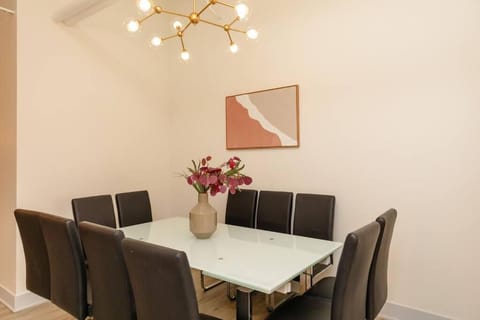 Spacious 5BR Luxury Suite Perfect for Groups with Gym Access and Optional Parking Near McCormick Place, Grant Park and Soldier Field Apartment in South Loop