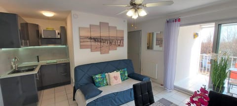Kitchen or kitchenette, Seating area, fireplace
