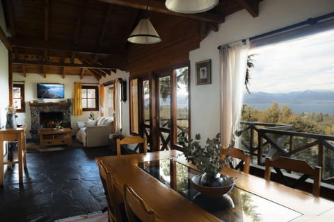 Communal lounge/ TV room, Natural landscape, TV and multimedia, Living room, Lake view, Mountain view
