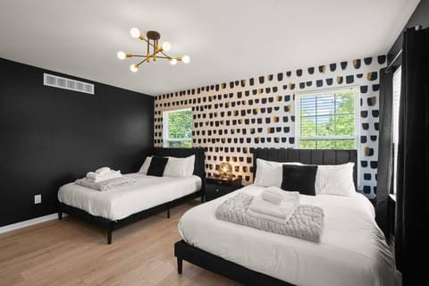 Delight: Bold & Bougie! Sleeps 12! Downtown Boyne House in Boyne City