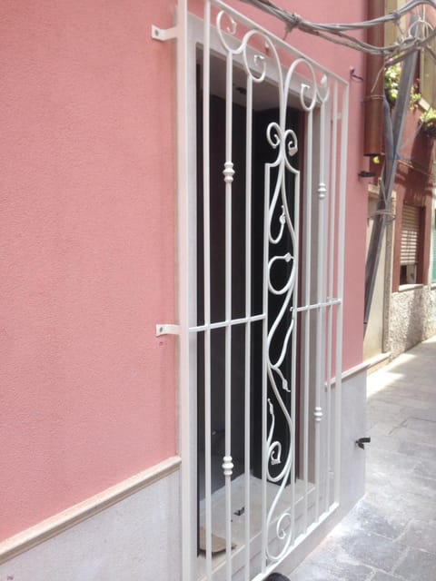 Facade/entrance, Decorative detail