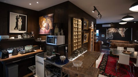 Coffee/tea facilities, Kitchen or kitchenette, Food and drinks, Food, Breakfast, flat iron, toaster, air conditioner