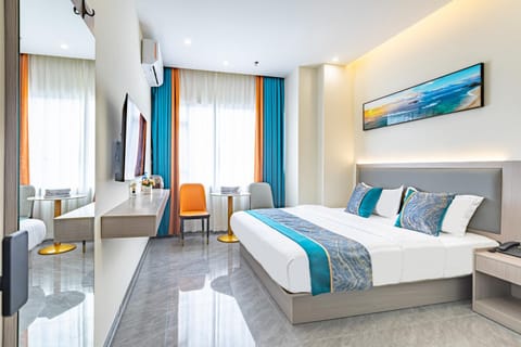 Bed, TV and multimedia, Living room, Photo of the whole room, Seating area, Bedroom
