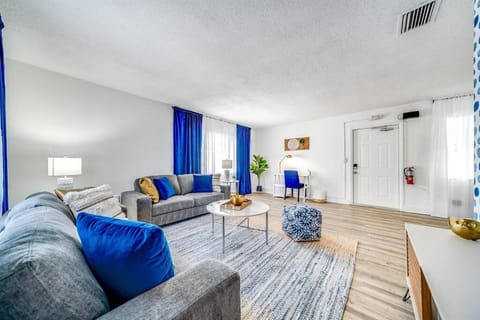 Chic and Central Condo - Palm Wave Says Apartment in Coconut Creek
