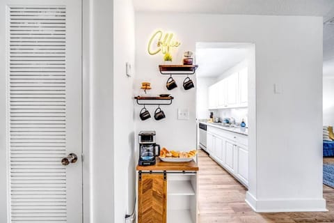 Chic and Central Condo - Palm Wave Says Apartment in Coconut Creek