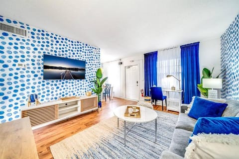 Parking - King Bed - Water Front - Palm Wave Says Apartment in Coconut Creek