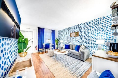 Parking - King Bed - Water Front - Palm Wave Says Apartment in Coconut Creek