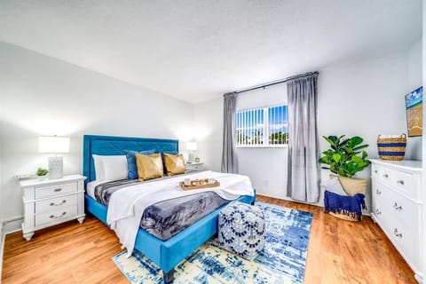 Parking - King Bed - Water Front - Palm Wave Says Apartment in Coconut Creek