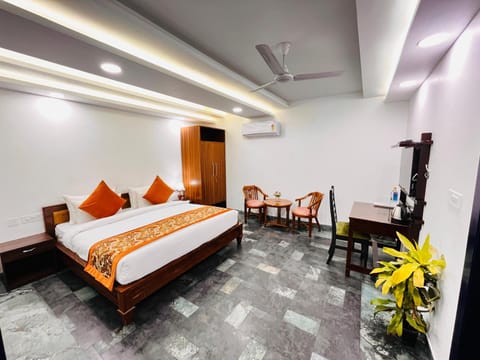 Bed, Photo of the whole room, Seating area, Bedroom, fireplace, air conditioner
