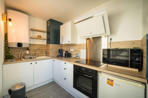 Coffee/tea facilities, Kitchen or kitchenette, dishwasher, stove, toaster