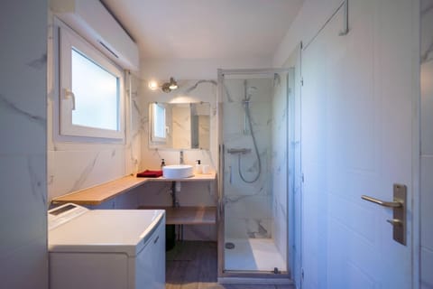 Shower, Toilet, Bathroom, towels