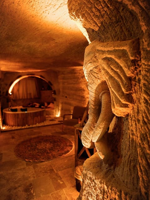 Hot Tub, Decorative detail