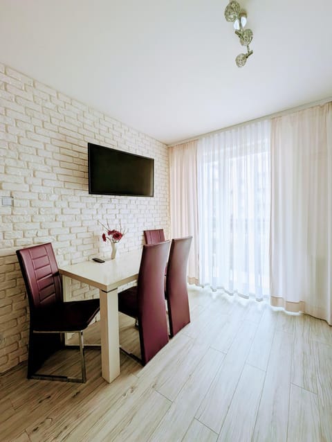 Communal lounge/ TV room, TV and multimedia, Living room, Dining area, Evening entertainment