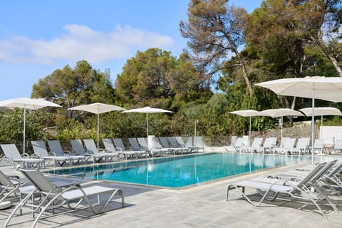 Swimming pool, sunbed
