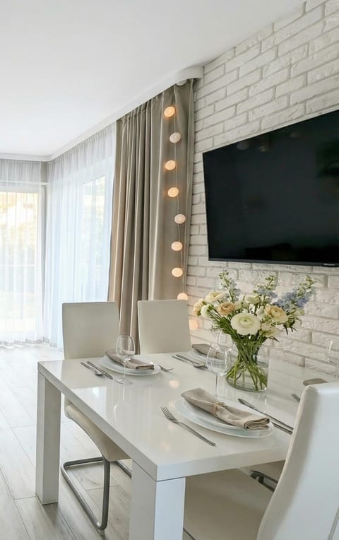 Communal lounge/ TV room, TV and multimedia, Dining area